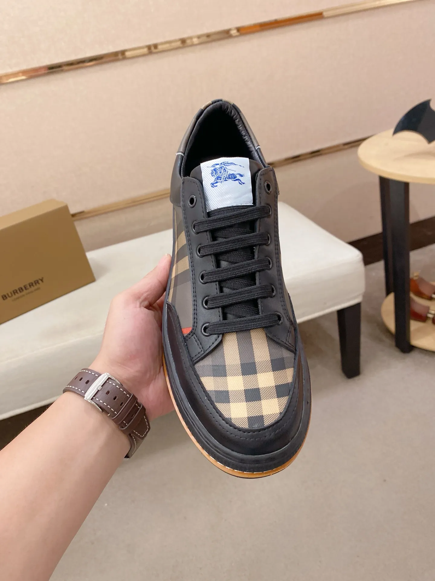 Men's shoes 💰: 420💰🇮🇹🇮🇹BURBERRY's top purchasing agents are available simultaneously at the counter. 🔍🔍On sale at the same time. Positive code number: 38-44 Italian imported first-layer cowhide with fabric. Fully imported sheepskin lining, sole: the original sole is specially provided by the original factory, the exclusive movable molded sole is super comfortable, the original factory follows the order, 🔍🔍high quality, you can go in and out of the counter at will, welcome to compare. Can be customized. 45 non-refundable